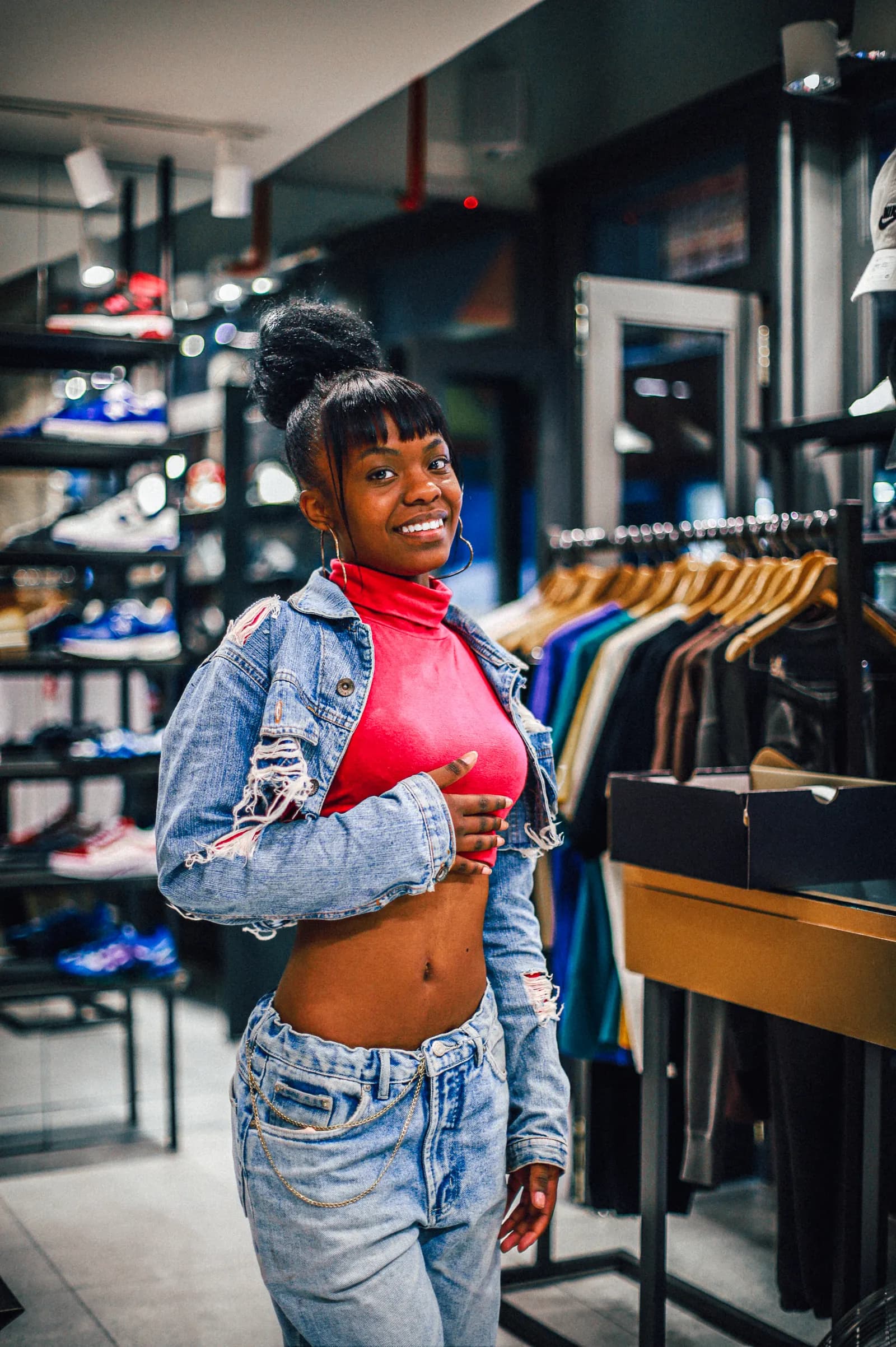 Mulher em uma loja de roupas